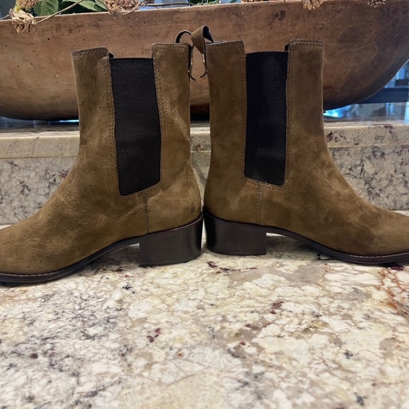 NWOB Tory Burch Medallion Chelsea Ankle Boot - Suede River Rock - Sz 7.5M - Picture 4 of 13